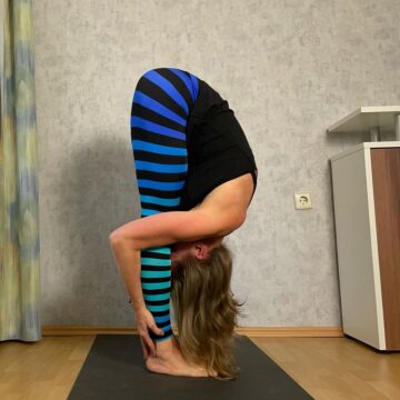 🇨 🇱 🇦 🇺 🇩 🇮 🇦 @ckmyoga Day 2x20e30x20e3 of MyJourneyInLeggings with @cyogalife Standing Forwa